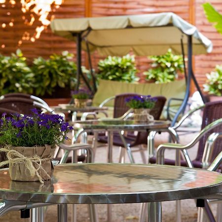 Hostal Fabrellas Caldes de Malavella Dış mekan fotoğraf