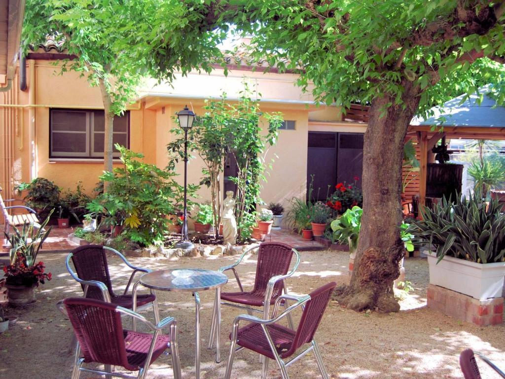 Hostal Fabrellas Caldes de Malavella Dış mekan fotoğraf