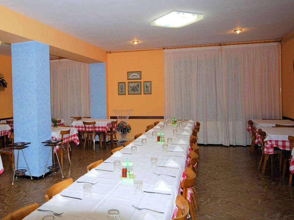 Hostal Fabrellas Caldes de Malavella Dış mekan fotoğraf