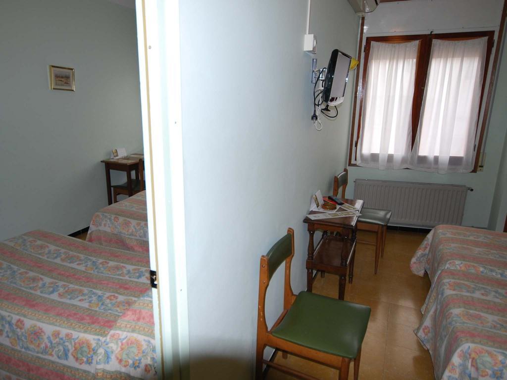 Hostal Fabrellas Caldes de Malavella Dış mekan fotoğraf