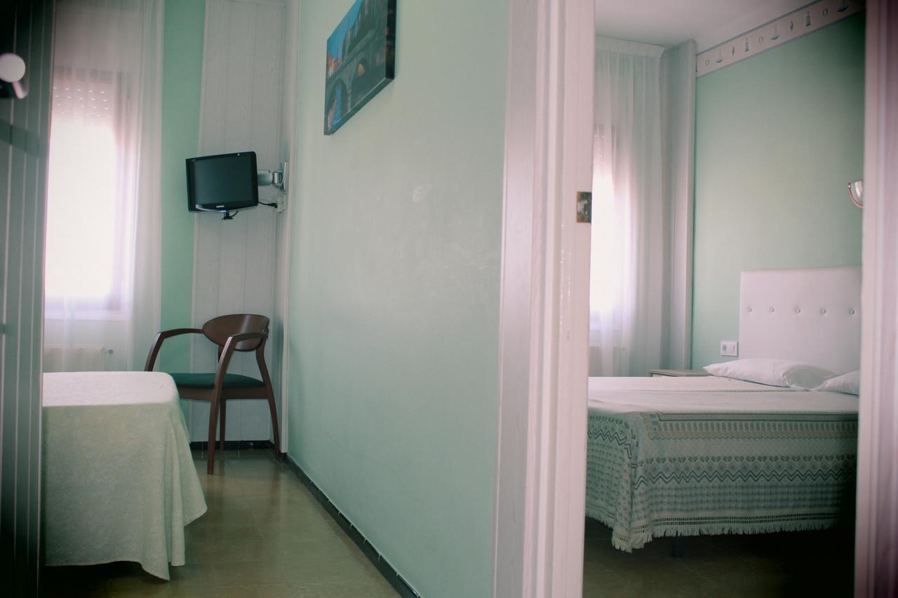 Hostal Fabrellas Caldes de Malavella Dış mekan fotoğraf