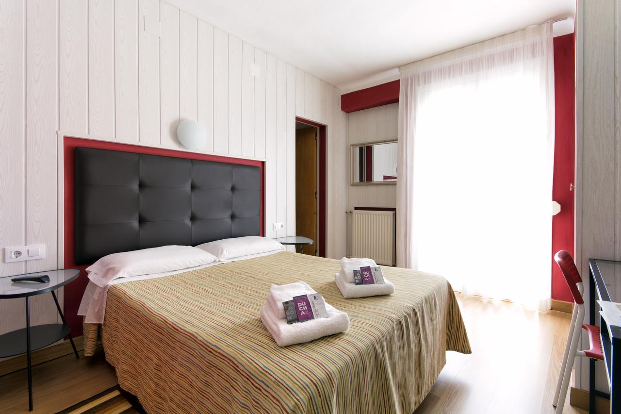 Hostal Fabrellas Caldes de Malavella Dış mekan fotoğraf