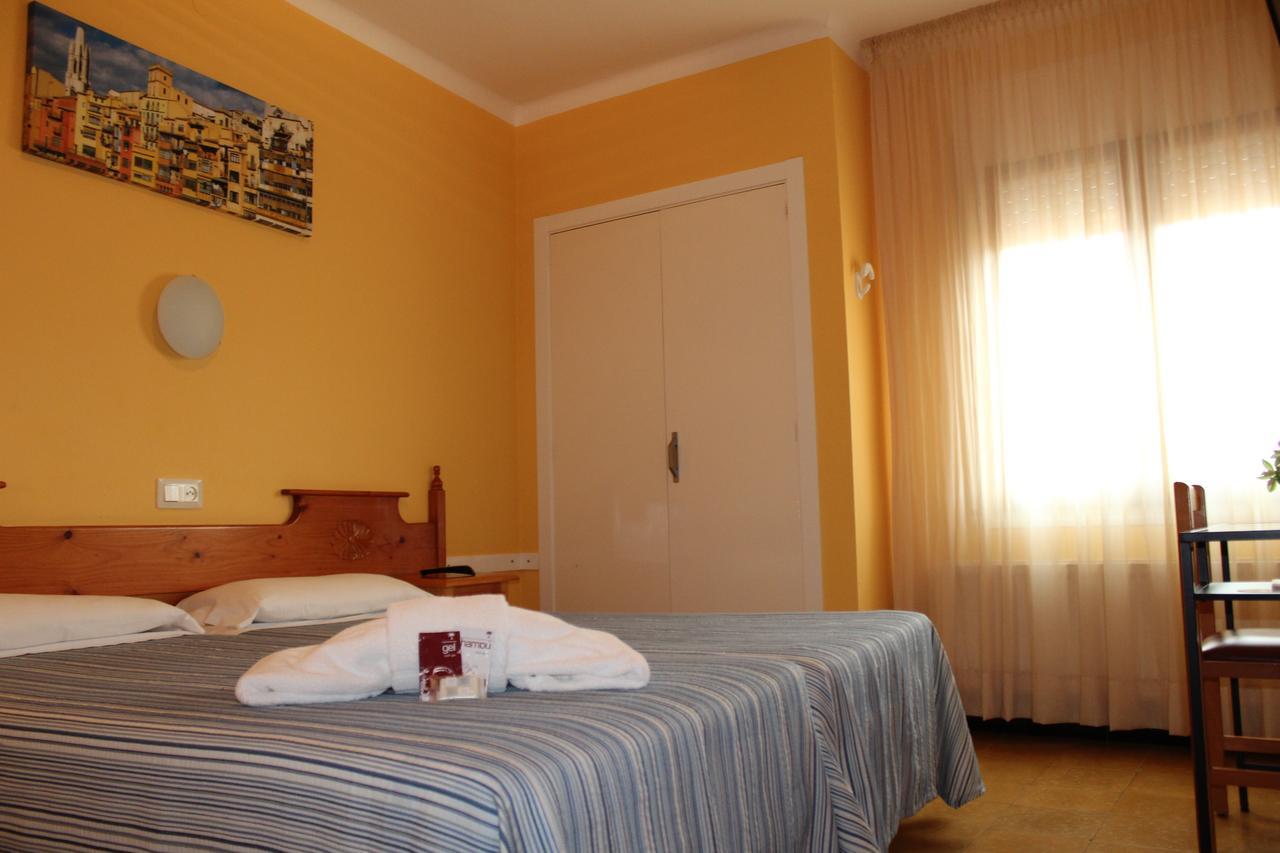 Hostal Fabrellas Caldes de Malavella Dış mekan fotoğraf