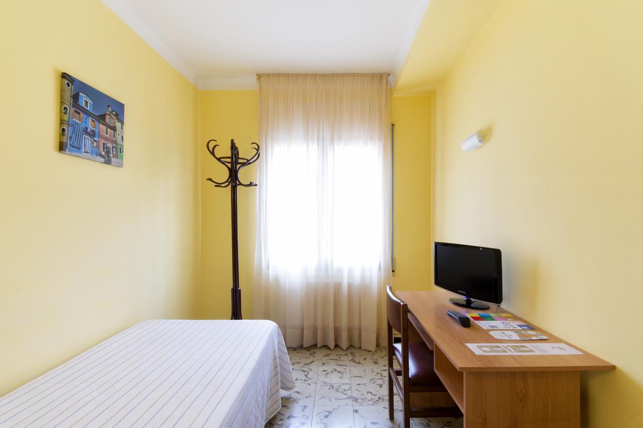 Hostal Fabrellas Caldes de Malavella Dış mekan fotoğraf