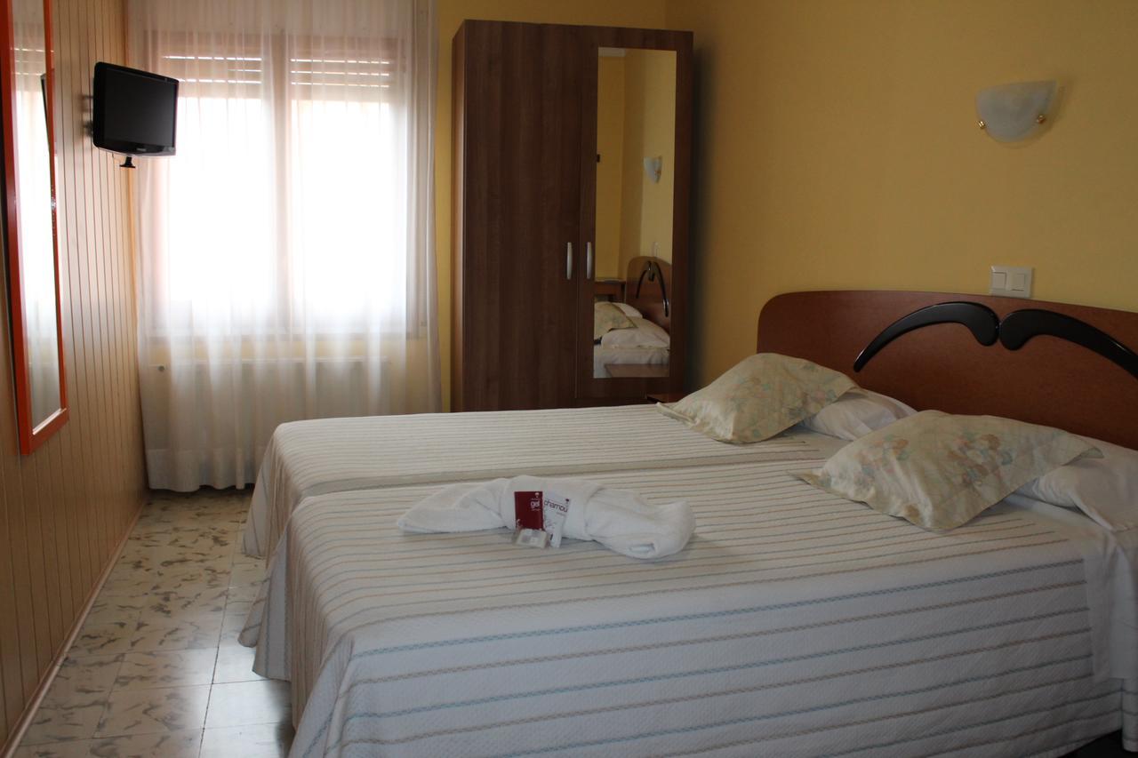 Hostal Fabrellas Caldes de Malavella Dış mekan fotoğraf