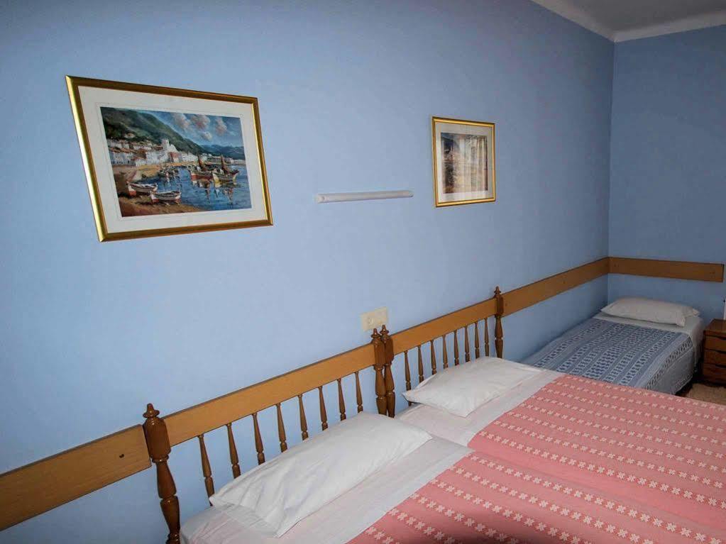 Hostal Fabrellas Caldes de Malavella Dış mekan fotoğraf